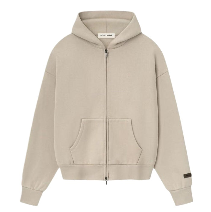 เสื้อฮู้ดดี้ซิปขนแกะคลาสสิก Essentials จาก Fear of God – โลโก้โลหะ “Timber”